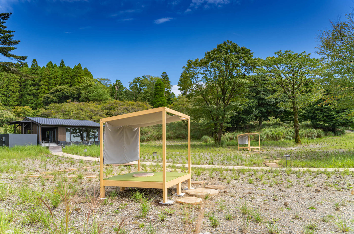 屋外休憩処に置くクッションを納品