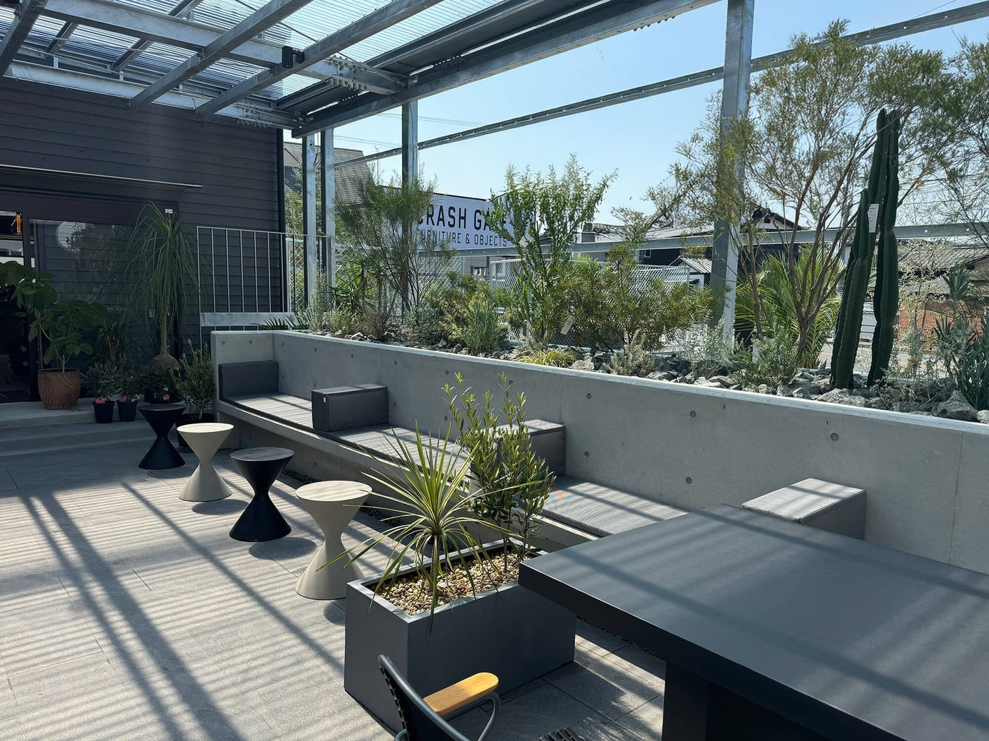 関家具 | 屋外ベンチに特注クッションを納品